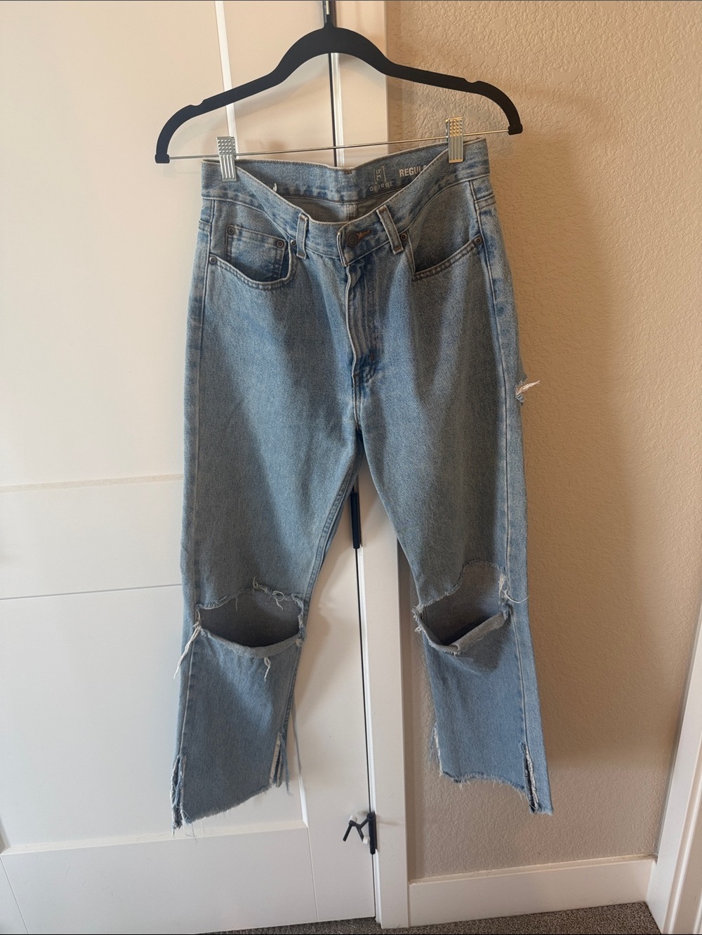 Light Wash Ripped Women’s Jeans